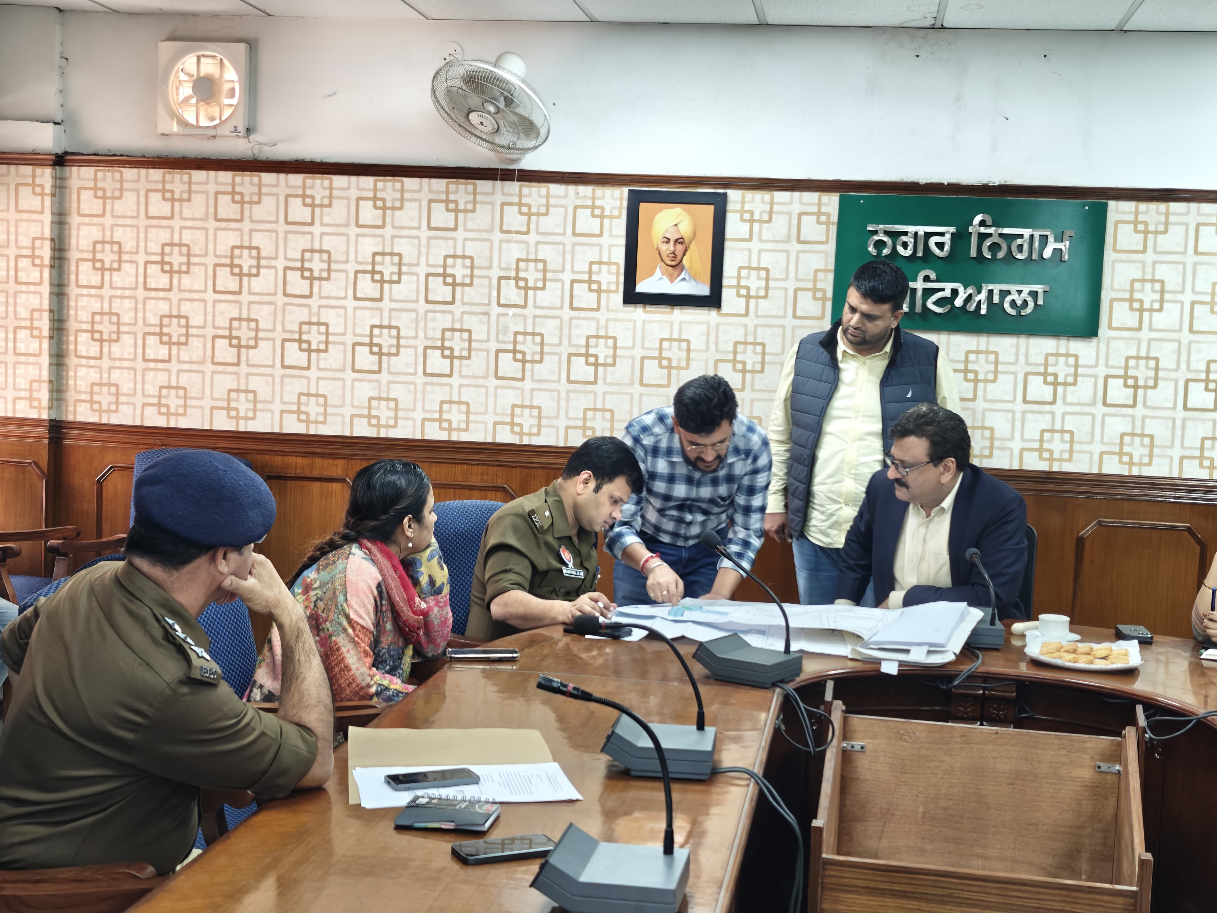 Discussions on a short-term plan to resolve the traffic problem in the city